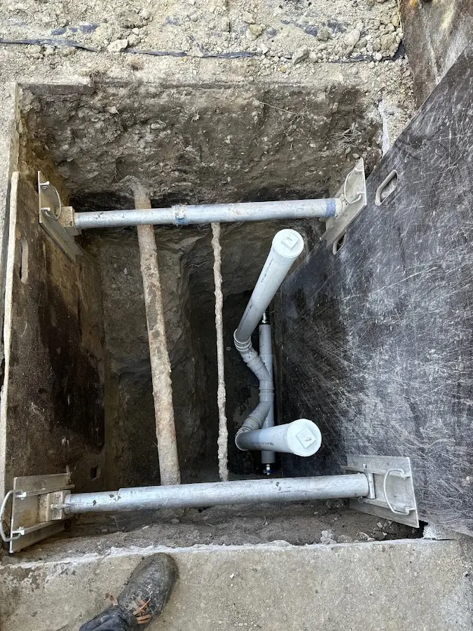 Experienced plumber completing Drain Cleaning work in Las Lomas